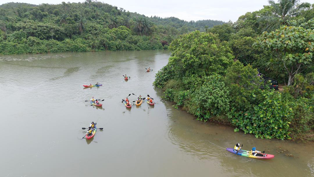 Participants kayaking along the Chicken Feet Lake in SIREH Park as part of the 'Cabaran Merdeka 68' activities.